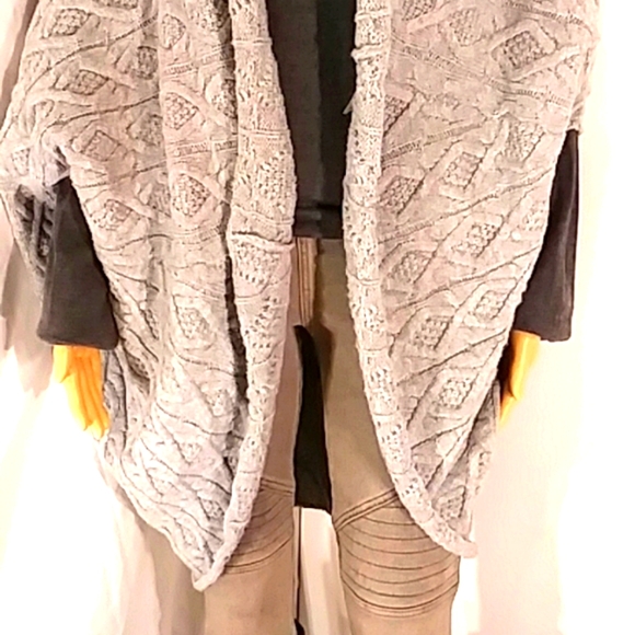 NWT NU CONSTRUCTION Light Grey Cape/Sweater. - Picture 4 of 12